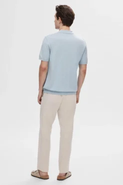 Polo de punto de manga corta.