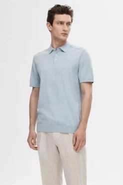 Polo de punto de manga corta.