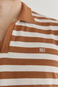 Polo rayas estructura cuello abierto