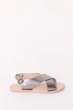 Sandalia plana cruzadas gris brillante