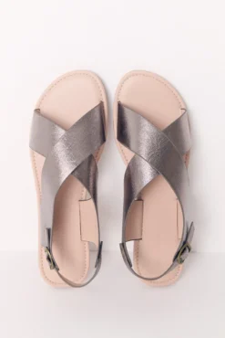 Sandalia plana cruzadas gris brillante