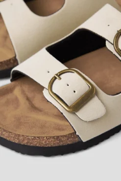 Sandalias con hebilla
