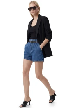 Shorts denim talle alto con cinturón