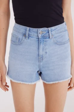 Shorts vaqueros bajo deshilachado