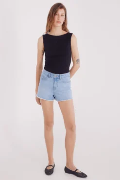 Shorts vaqueros bajo deshilachado