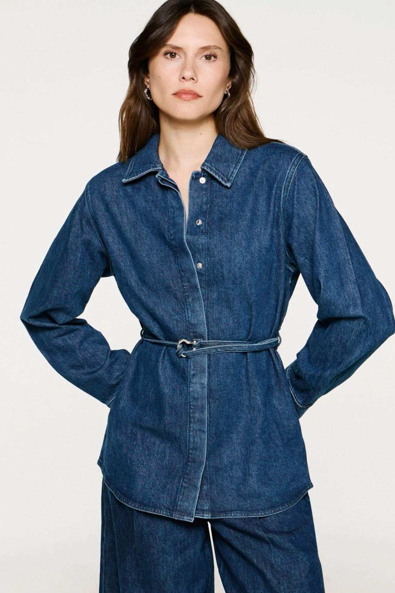 Sobrecamisa vaquera cinturón.