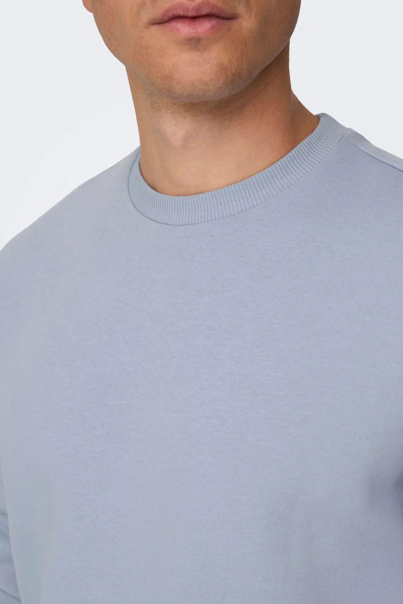 Sudadera básica con cuello redondo