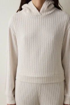 Sudadera con capucha de punto trenzado.