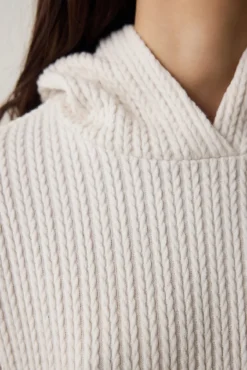 Sudadera con capucha de punto trenzado.