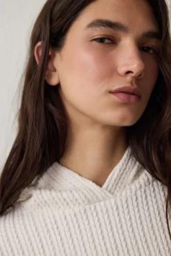 Sudadera con capucha de punto trenzado.