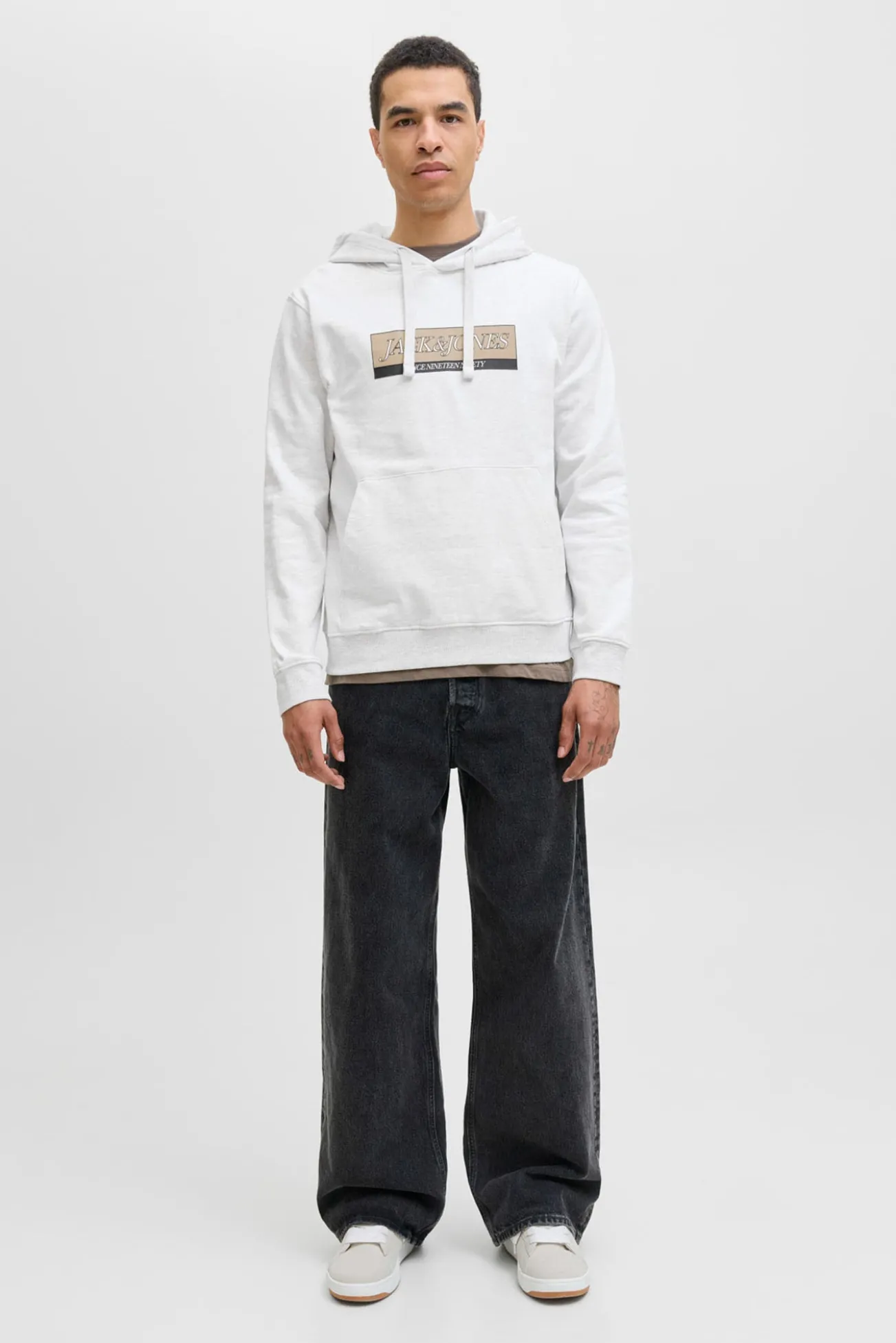 Sudadera con capucha y logo frontal