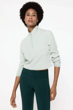 Sudadera corta con cuello con cremallera