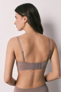 Sujetador strapless sin costuras marrón