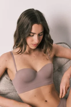 Sujetador strapless sin costuras marrón