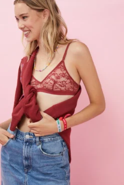 Sujetador top triangular encaje rojo oscuro