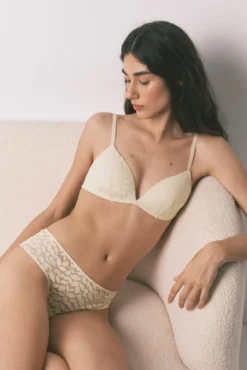 Sujetador triangular CHARMING relleno encaje beige