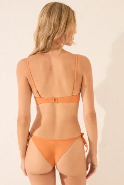 Top bikini cruzado efecto “push up” naranja