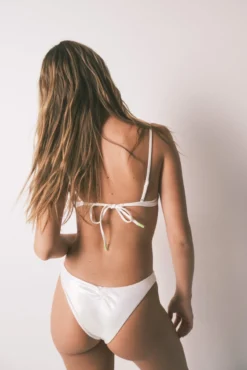 Top bikini escote V blanco metalizado