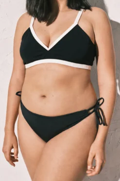 Top bikini triangular negro semi brillante