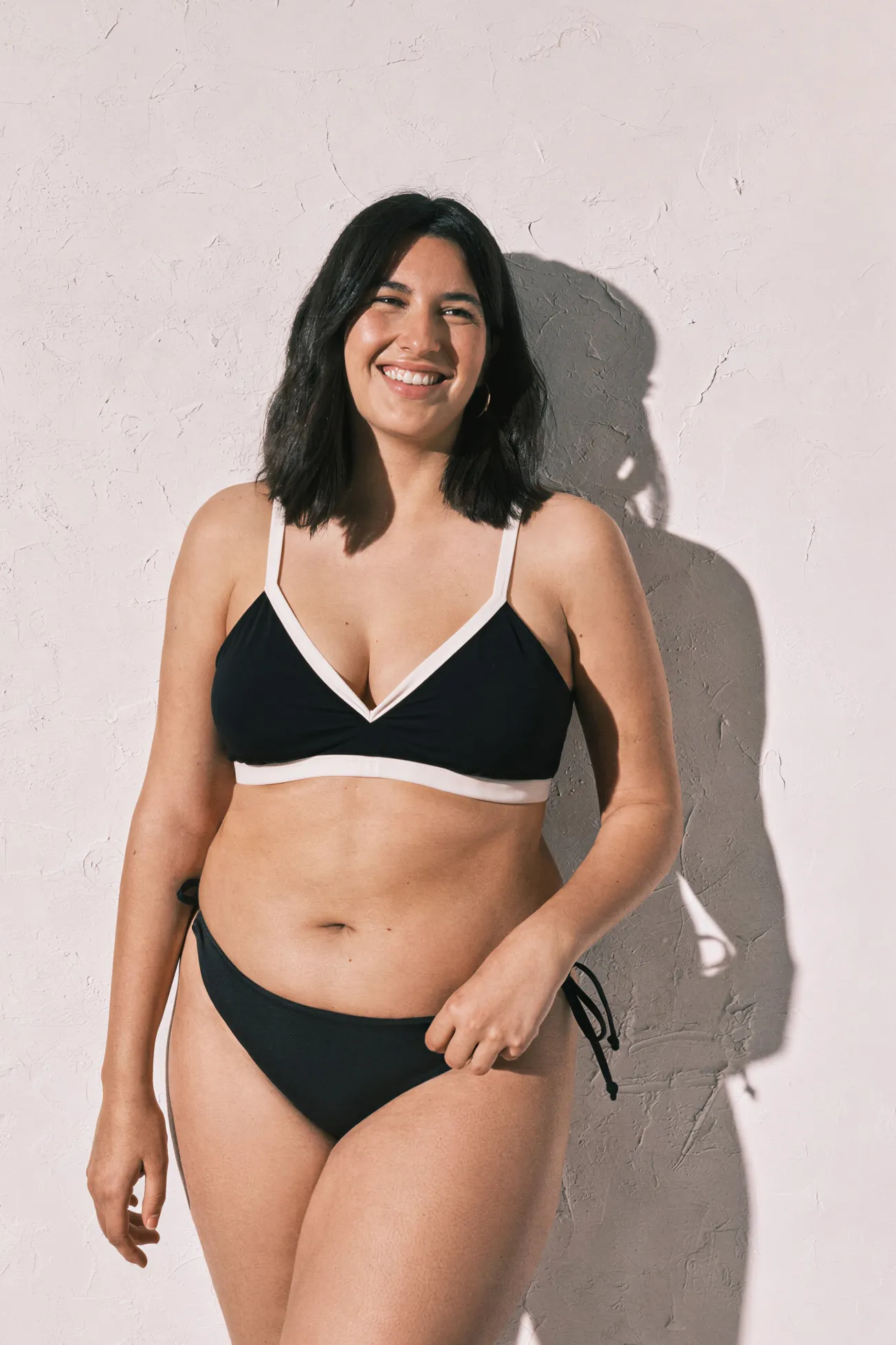 Top bikini triangular negro semi brillante