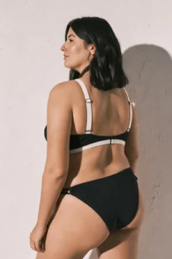 Top bikini triangular negro semi brillante