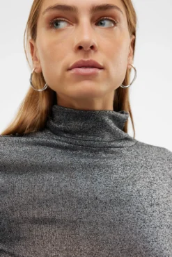 Top cuello vuelto y lúrex