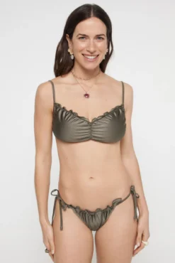 Top de bikini bandeau color metalizado y escote fruncido