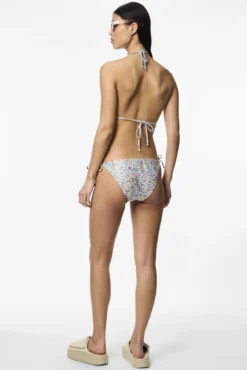 Top de bikini con estampado de flores