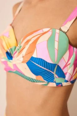Top de bikini con estampado de flores