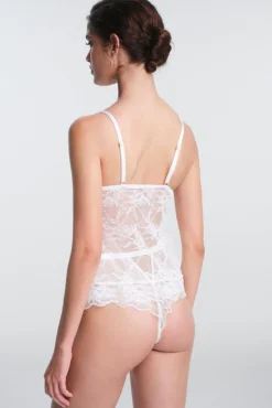 Top de encaje blanco Scarlett