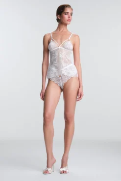 Top de encaje blanco Scarlett