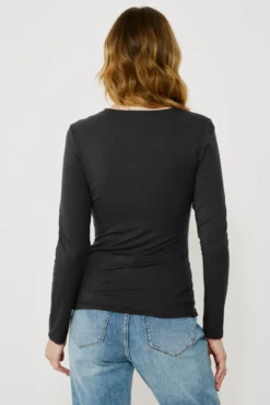 Top de manga larga con detalle drapeado
