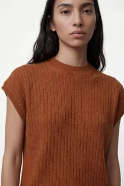 Top de manga sisa y cuello subido