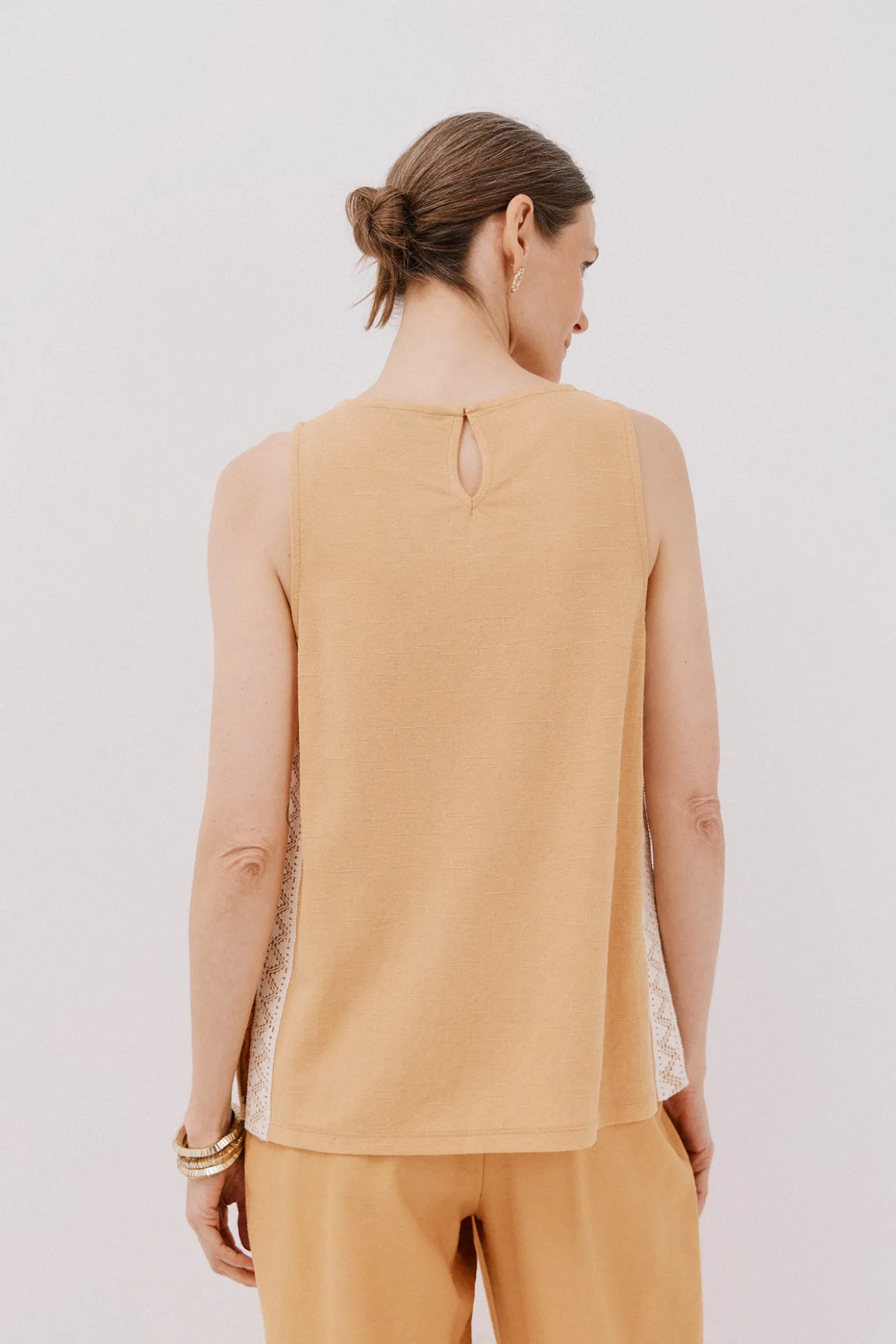 Top detalle puntilla crochet lateral