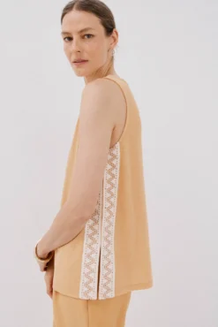 Top detalle puntilla crochet lateral