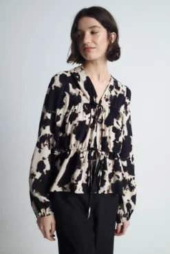Top estampado lazos