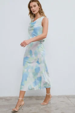 Top satinado escote waterfall con viscosa