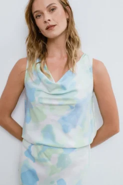 Top satinado escote waterfall con viscosa