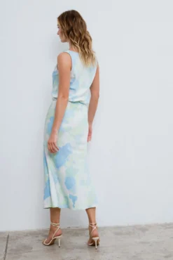 Top satinado escote waterfall con viscosa