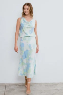 Top satinado escote waterfall con viscosa