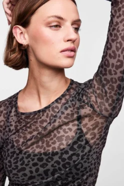 Top tul de manga larga y print en leopardo