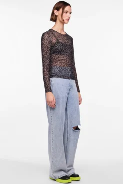 Top tul de manga larga y print en leopardo