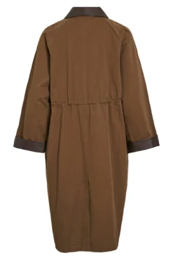 Trench largo con cuello y puños de polipiel