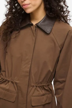 Trench largo con cuello y puños de polipiel