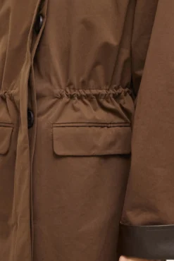 Trench largo con cuello y puños de polipiel