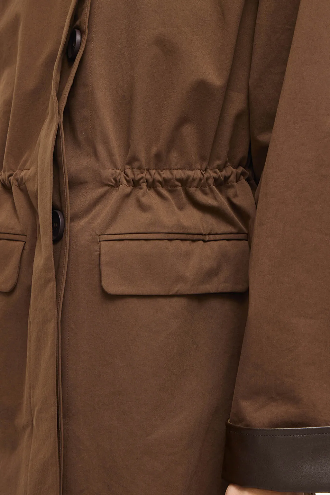 Trench largo con cuello y puños de polipiel