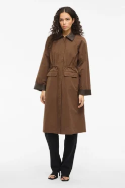 Trench largo con cuello y puños de polipiel