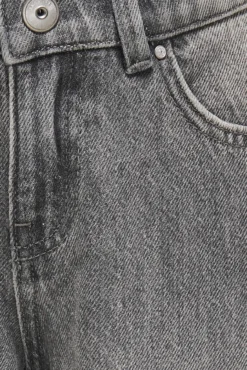 Vaquero cargo de niña