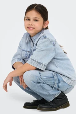 Vaquero cargo niña