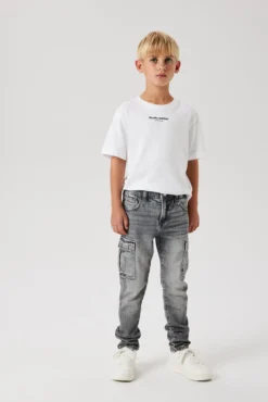 Vaquero cargo niño